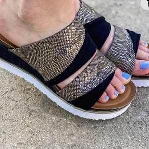 Corkys Women's Believe Wedge Slip-on Sandals in Black and Gold. Size 8